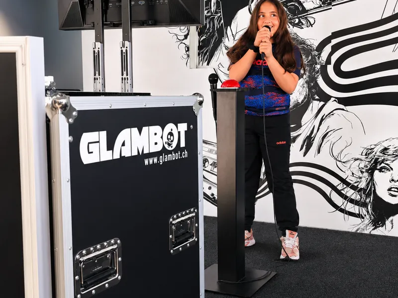Kind singt an der Karaokebox