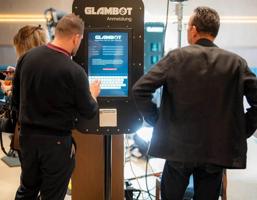 Gäste vor dem Glambot an einem Event