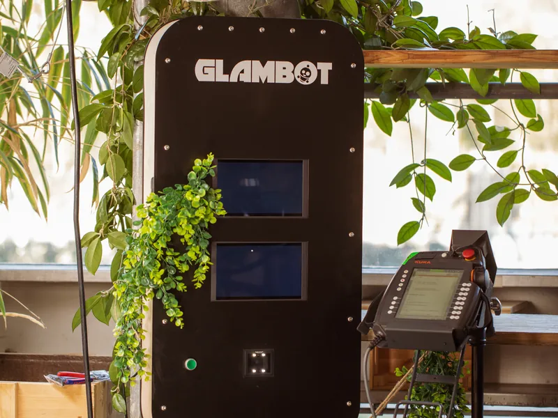 Glambot-Setup vor Ort mit Licht und Hintergrund