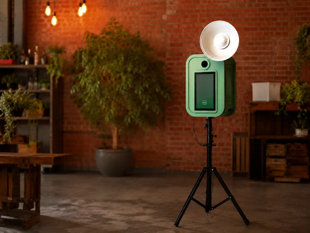 Glambot-Fotobox mit DSLR-Kamera und Studio-Blitz