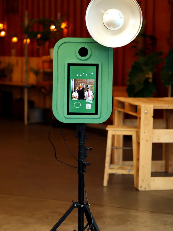 Gäste mit Requisiten vor der Fotobox