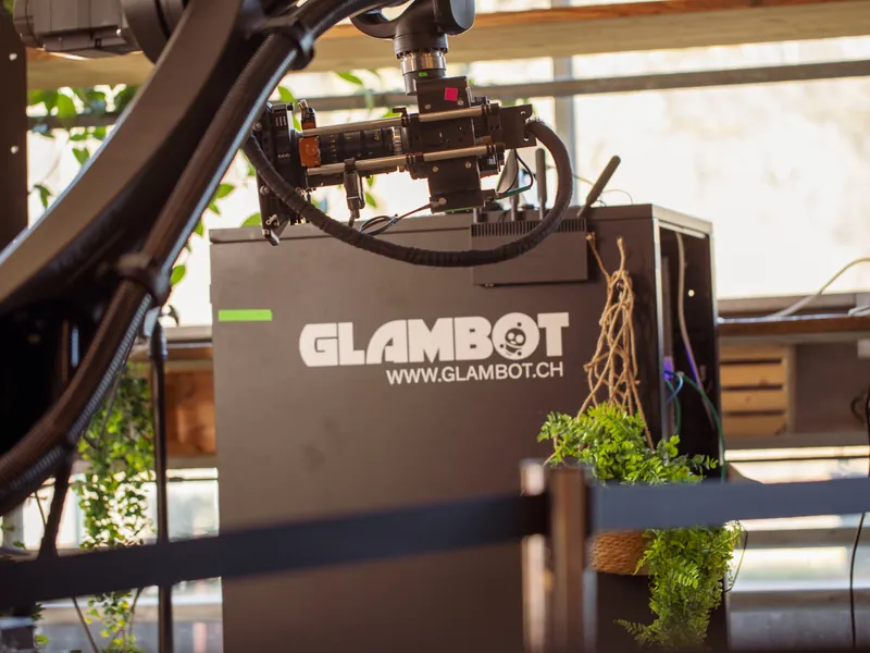 Gäste posieren vor dem Glambot