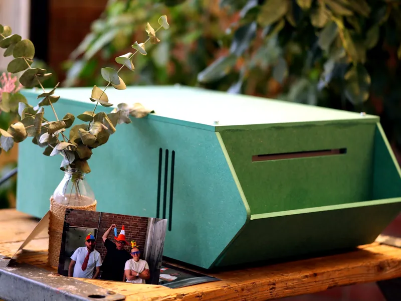 Fotobox-Sofortprint in den Händen eines Gastes