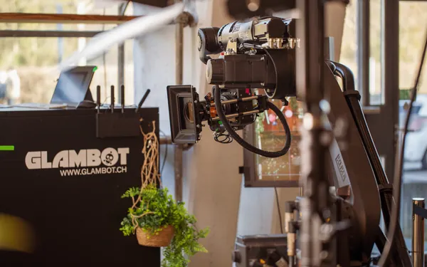 Glambot-Roboterarm mit Highspeed-Kamera an einem Event