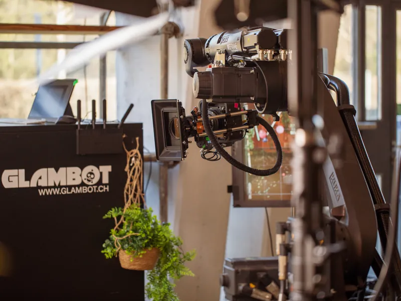 Glambot-Roboterarm mit Highspeed-Kamera an einem Event