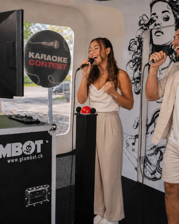 Karaokebox mit Studio-Licht: Gast singt auf der Event-Bühne