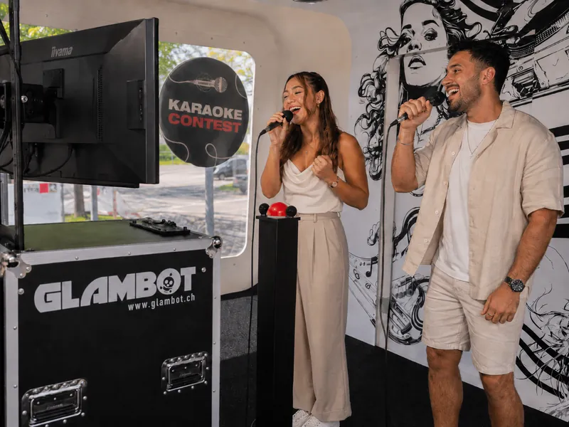 Karaoke-Auftritt mit Mikrofon vor der Karaokebox